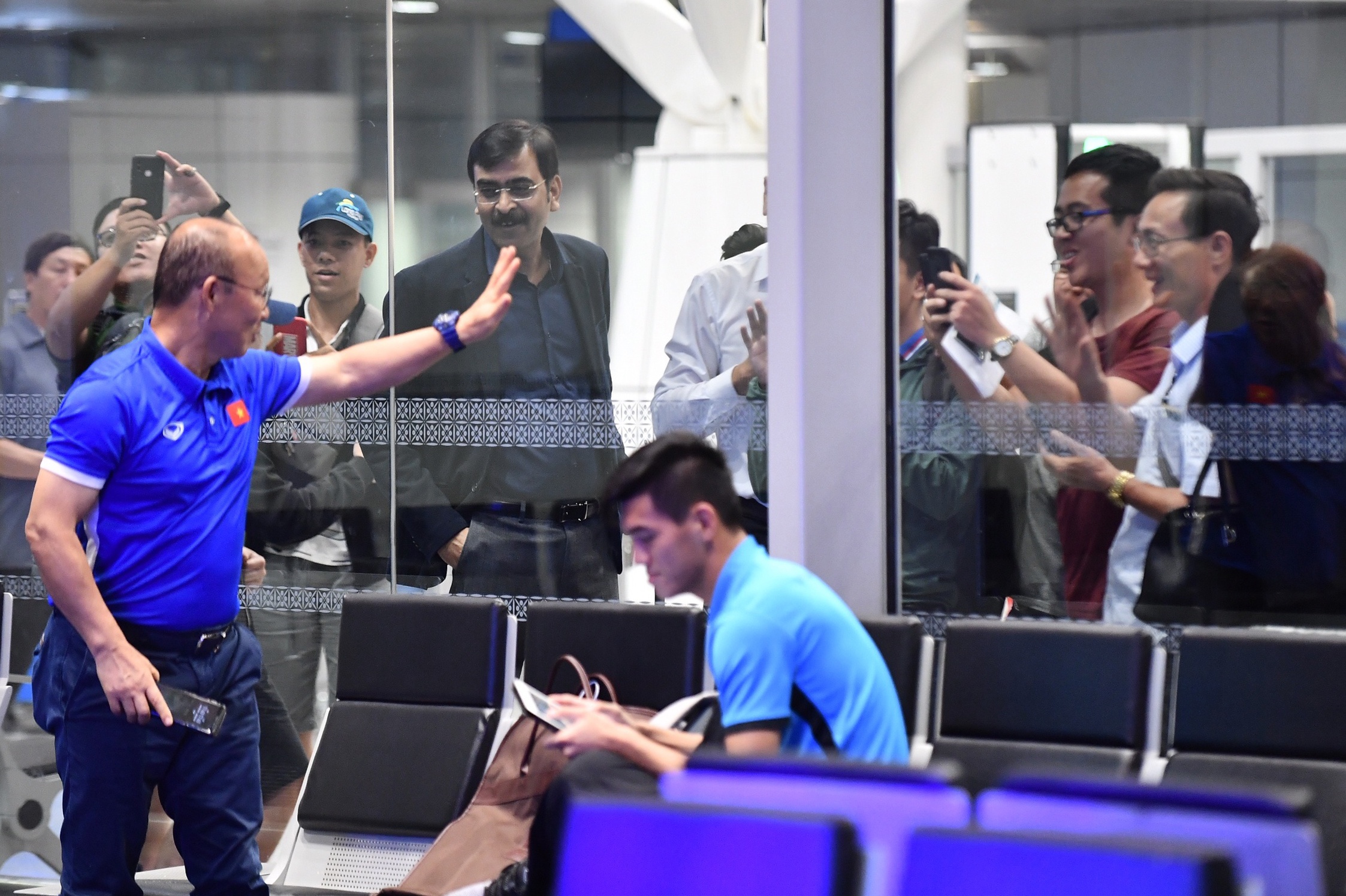 đội tuyển Việt Nam, HLV Park Hang-seo, Hà Đức Chinh, sân bay ảnh 4 doi tuyen Viet Nam, HLV Park Hang-seo, Ha Duc Chinh, san bay anh 4