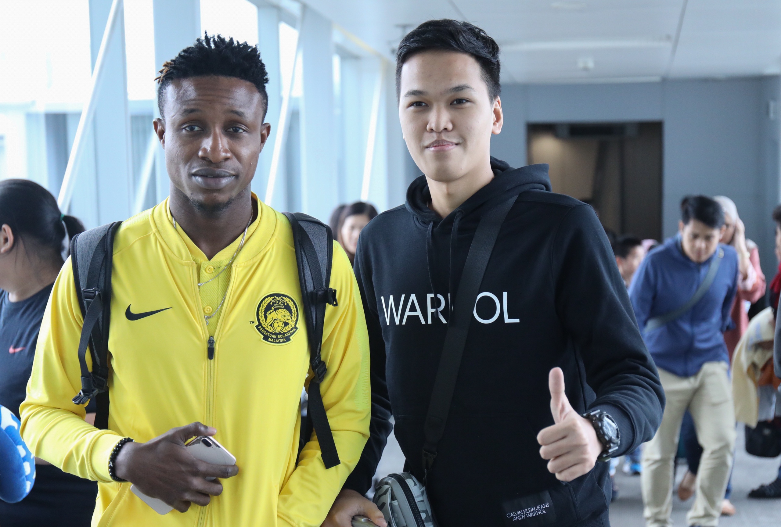 Tuyen thu Malaysia chup anh voi 'Chim Se Di Nang' o san bay hinh anh