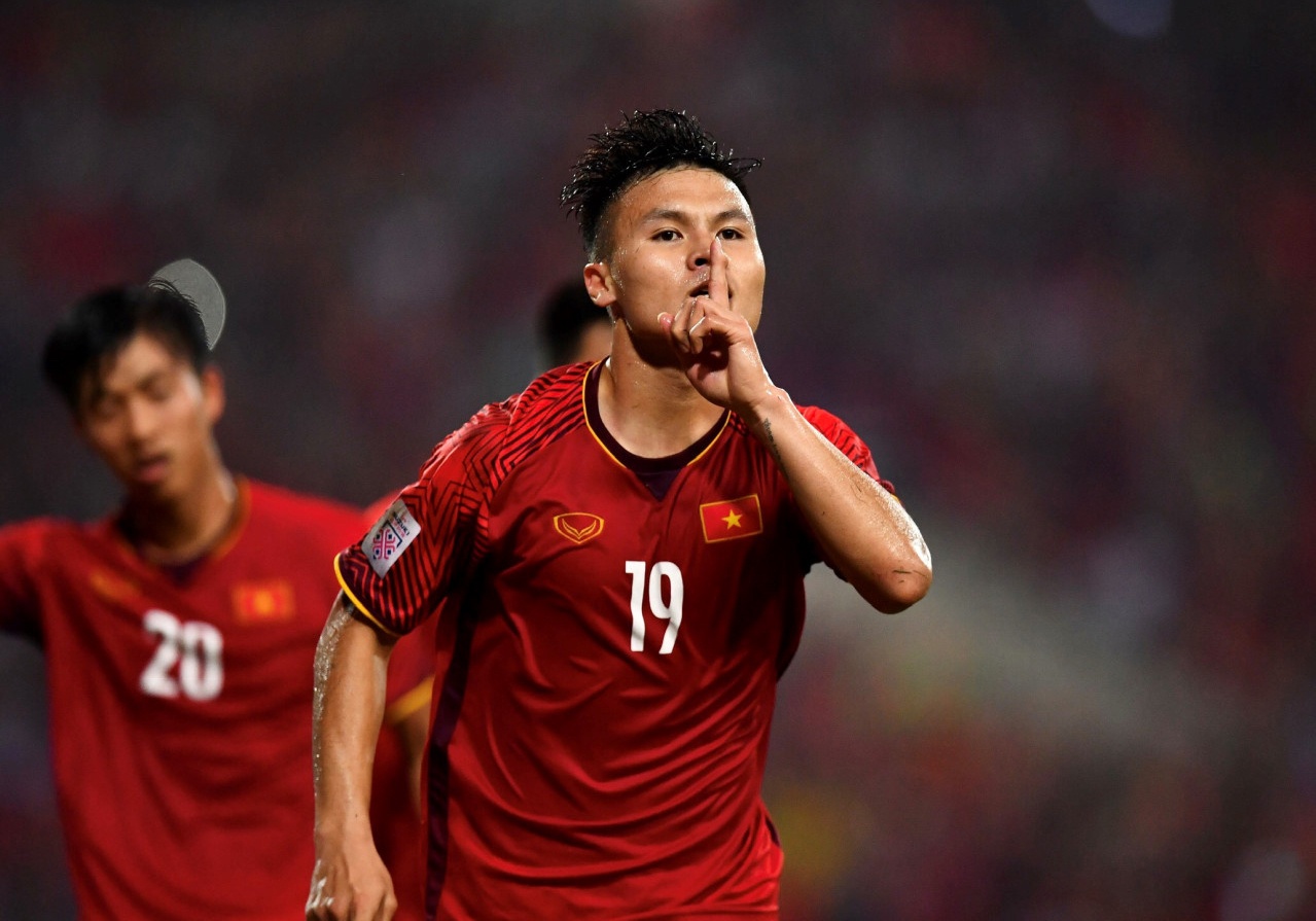 Quang Hai nhan danh hieu 'Cau thu hay nhat AFF Cup 2018' hinh anh