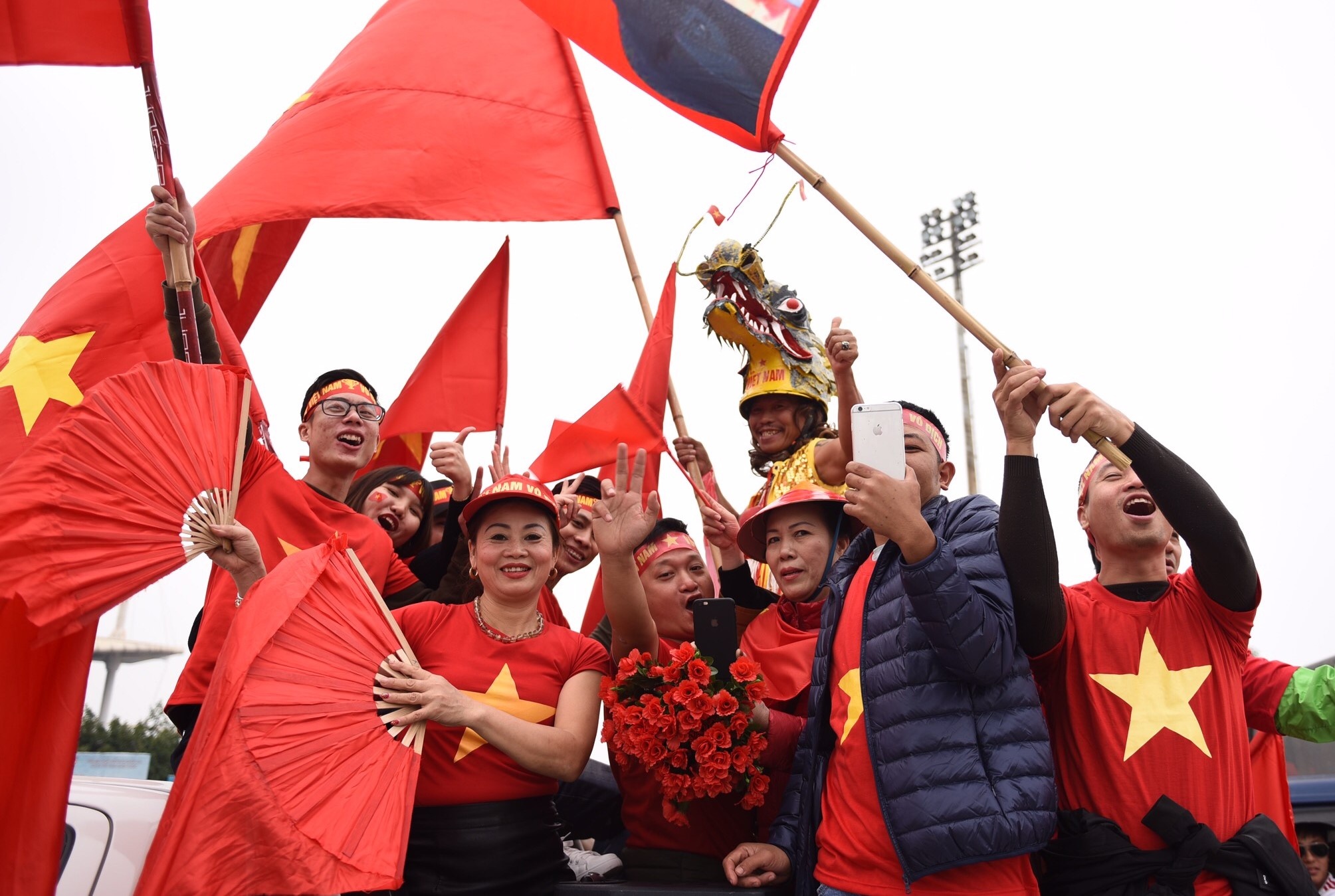 Co dong vien phu do duong pho khi dieu hanh ve My Dinh hinh anh