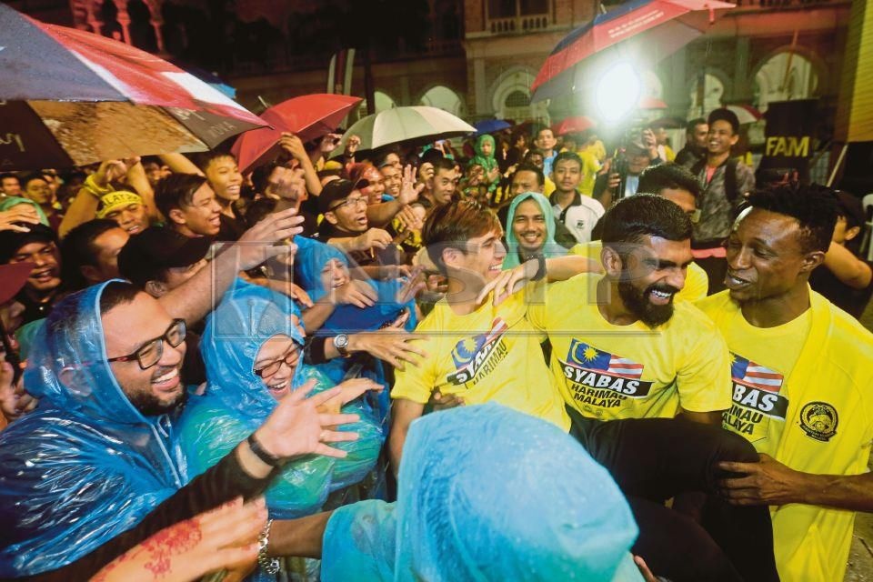 đội tuyển Malaysia về nước, đội tuyển Việt Nam, AFF Cup ảnh 1 doi tuyen Malaysia ve nuoc, doi tuyen Viet Nam, AFF Cup anh 1