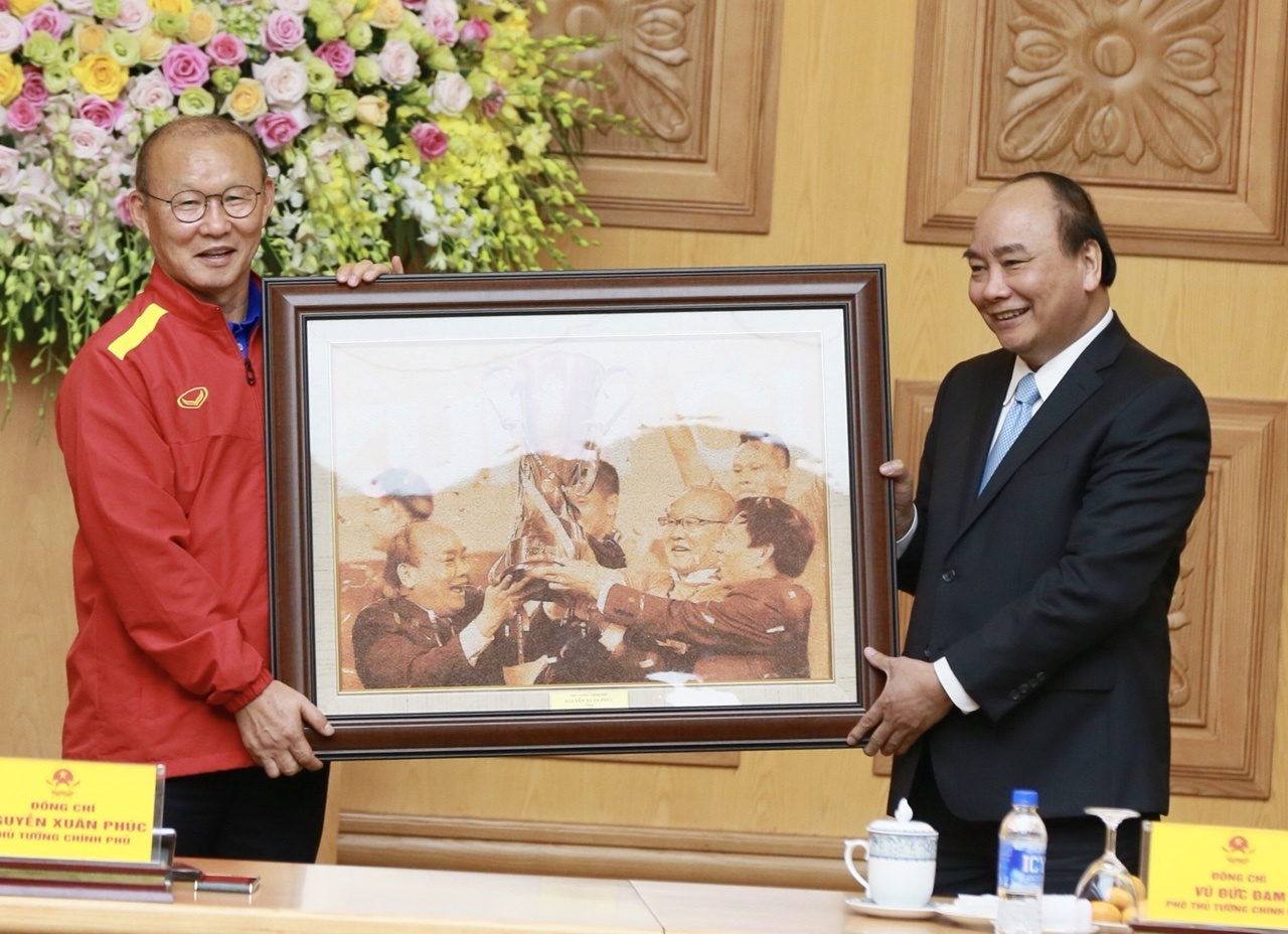 HLV Park Hang-seo va Quang Hai nhan huan chuong tu Thu tuong hinh anh