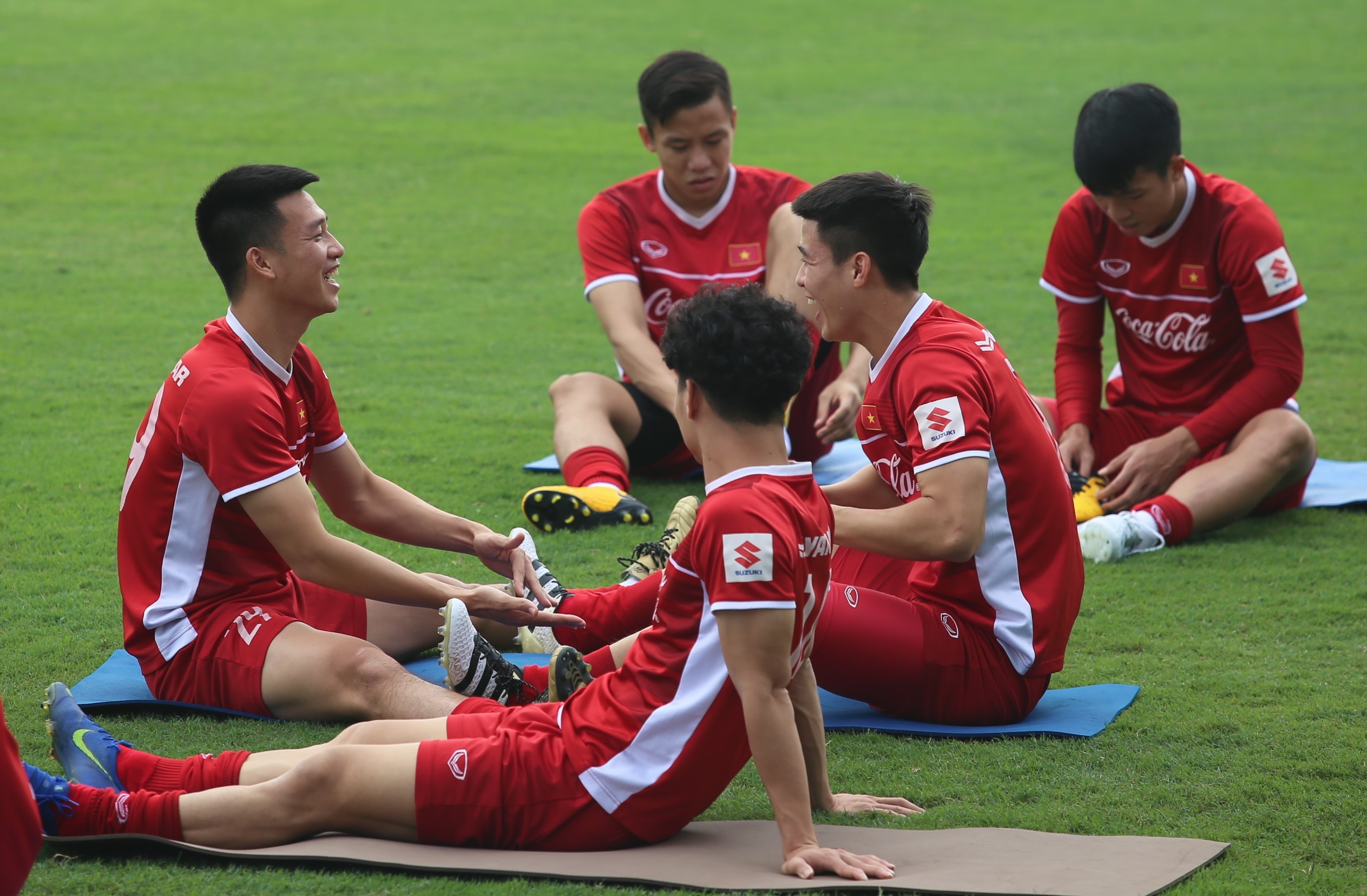 Duy Manh choi tet tay cung Huy Hung trong buoi tap cua tuyen Viet Nam hinh anh