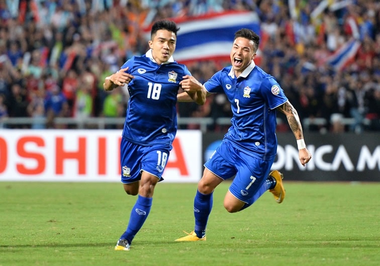 'Messi Thai Lan' dat muc tieu lot vao vong 16 doi manh nhat Asian Cup hinh anh