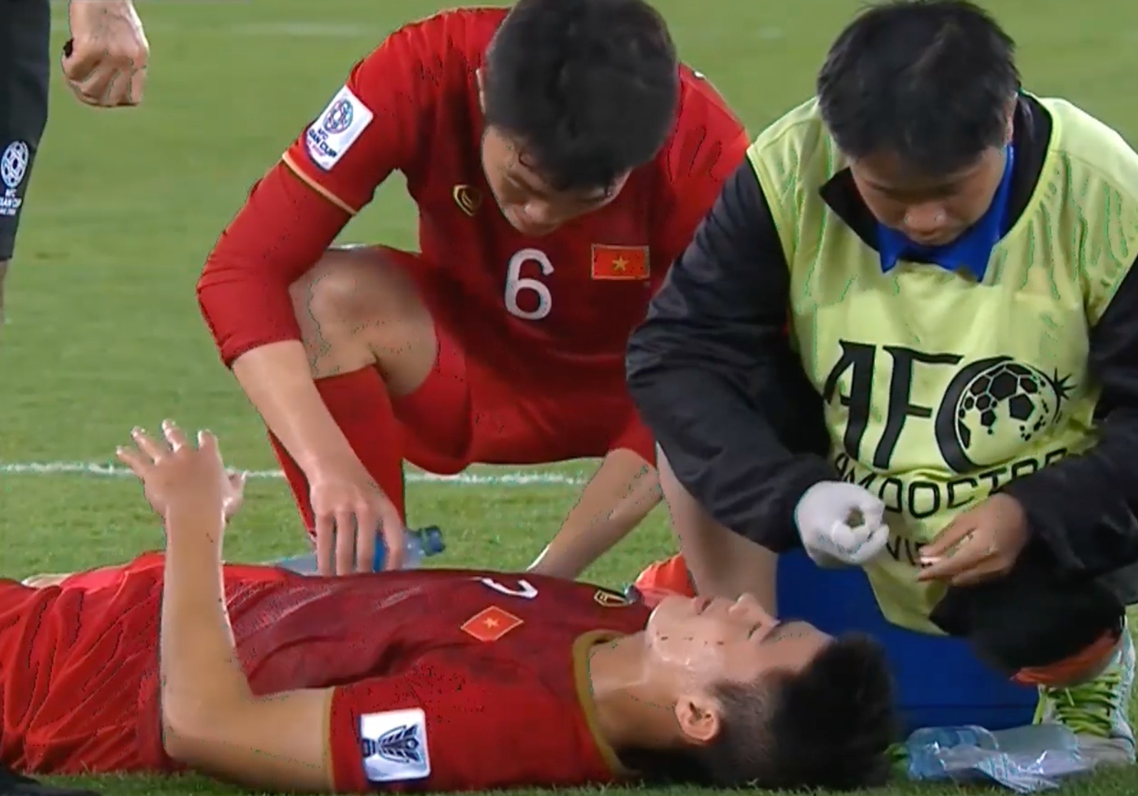 Xuan Truong giup Duy Manh rua tay sau tinh huong bi pham loi hinh anh