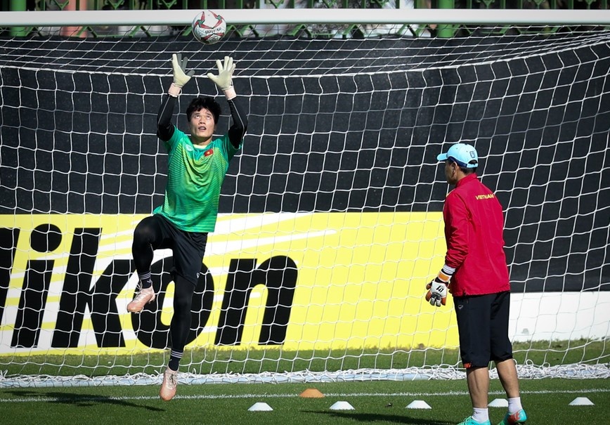 Cac tuyen thu Viet Nam no luc tap luyen truoc tran gap Iran hinh anh