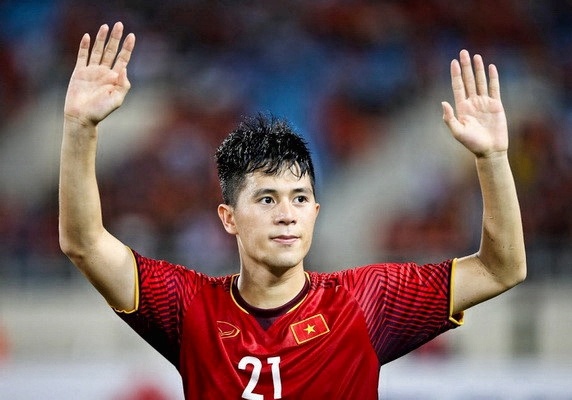 Dinh Trong, Xuan Hung da den Han Quoc dieu tri chan thuong hinh anh