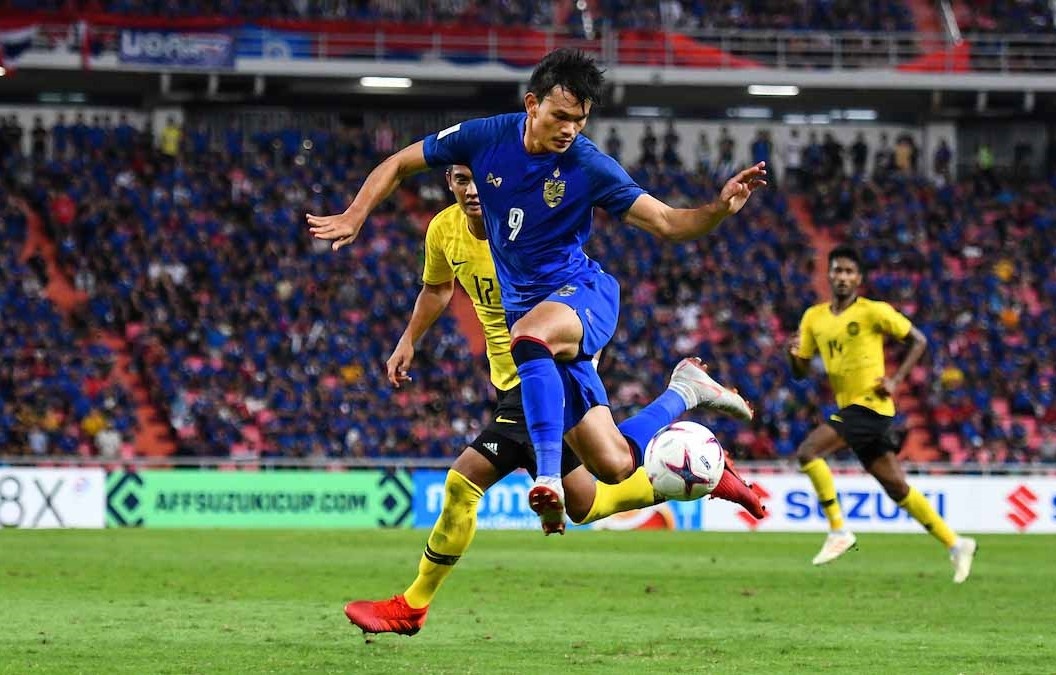 Adisak Kraisorn va nhiem vu giai cuu Thai Lan tai Asian Cup hinh anh