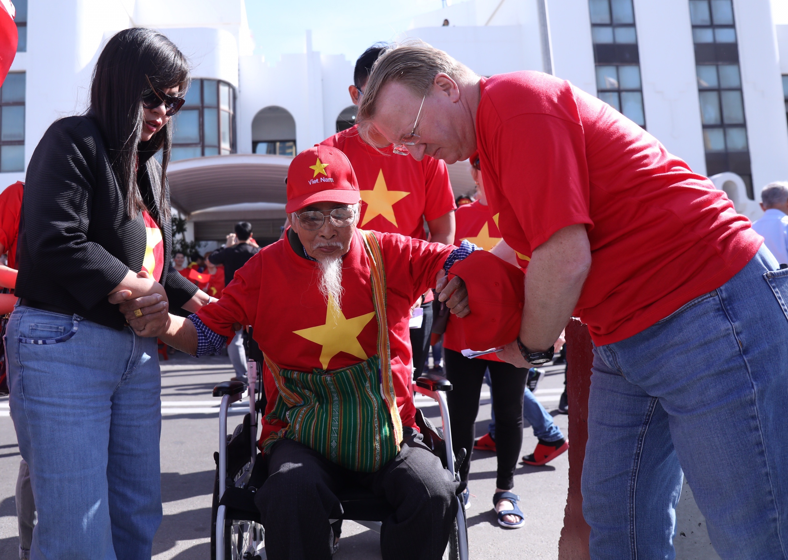 Co dong vien cao tuoi dong hanh cung tuyen Viet Nam o Asian Cup hinh anh