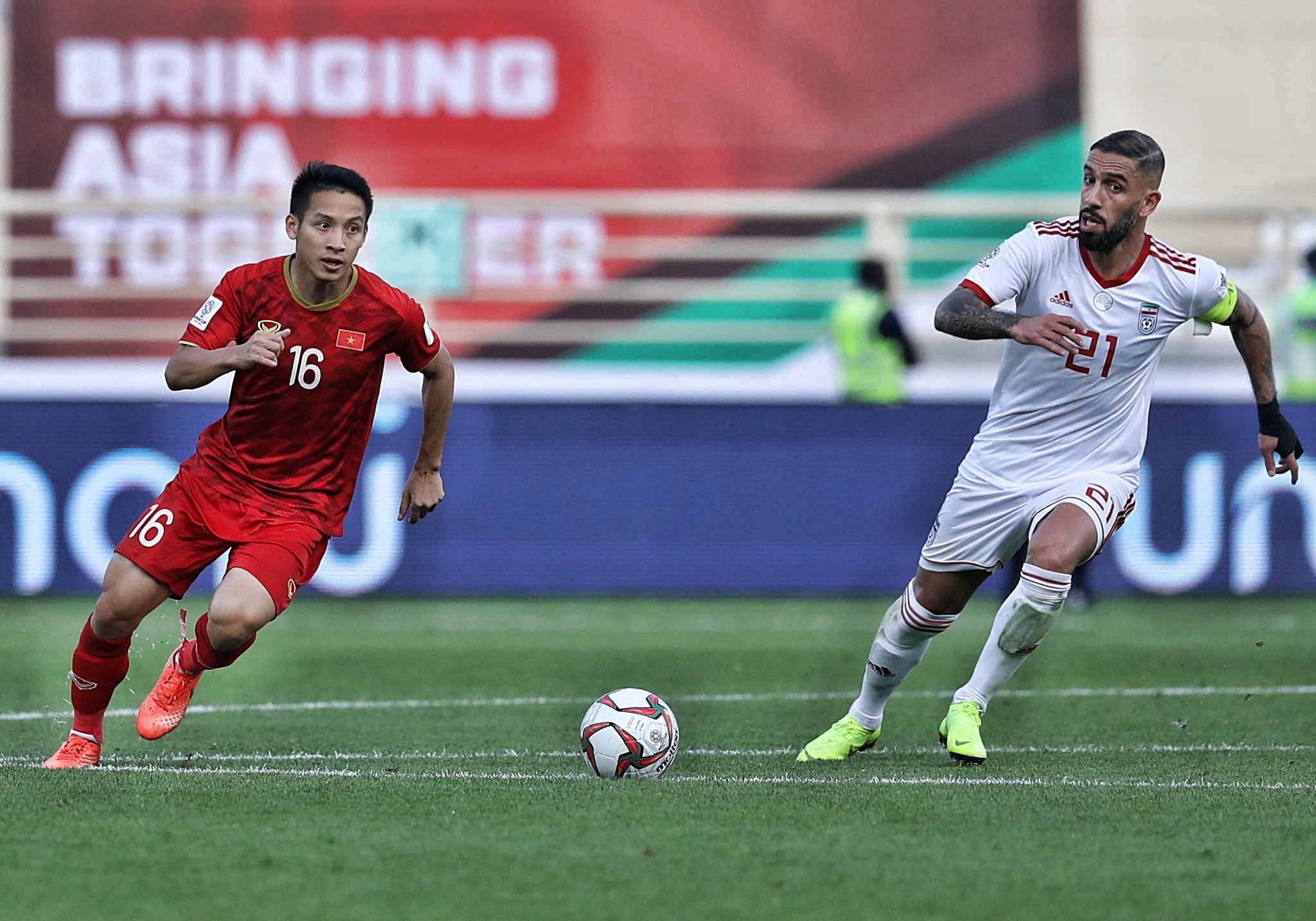 Tuyen Viet Nam ap sat nhom gianh ve vot vao vong 1/8 Asian Cup hinh anh