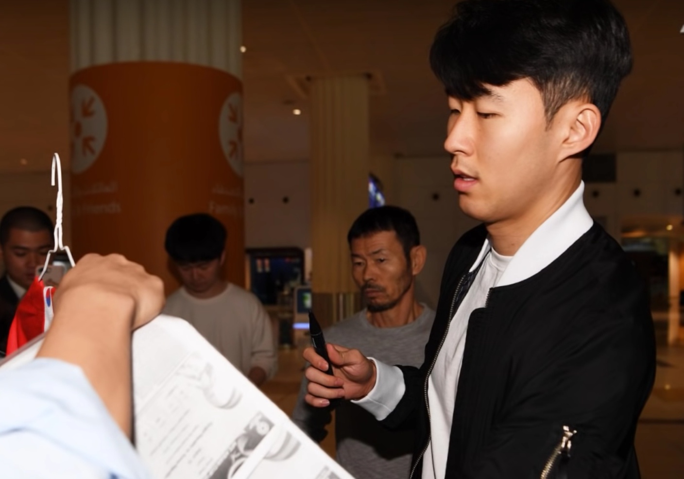 Son Heung-min khiem ton truoc bao chi trong ngay dat chan toi UAE hinh anh