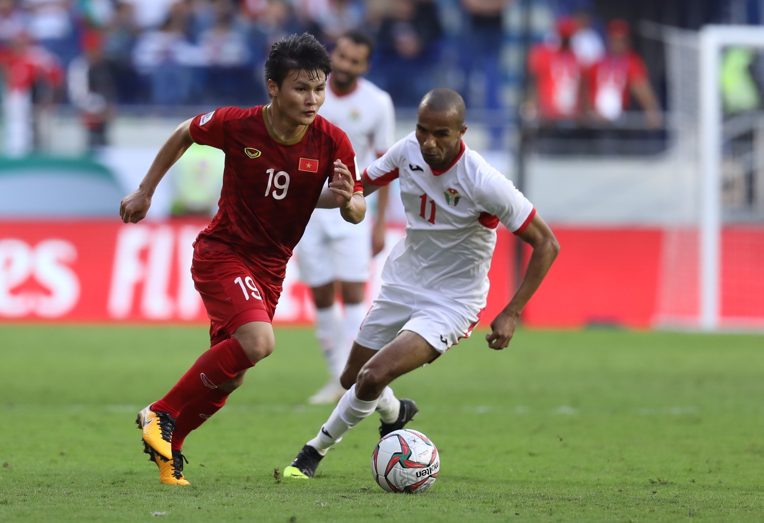 Bao Nhat Ban,  Viet Nam vs Nhat Ban,  Cong Phuong,  Quang Hai,  Asian Cup 2019 anh 1