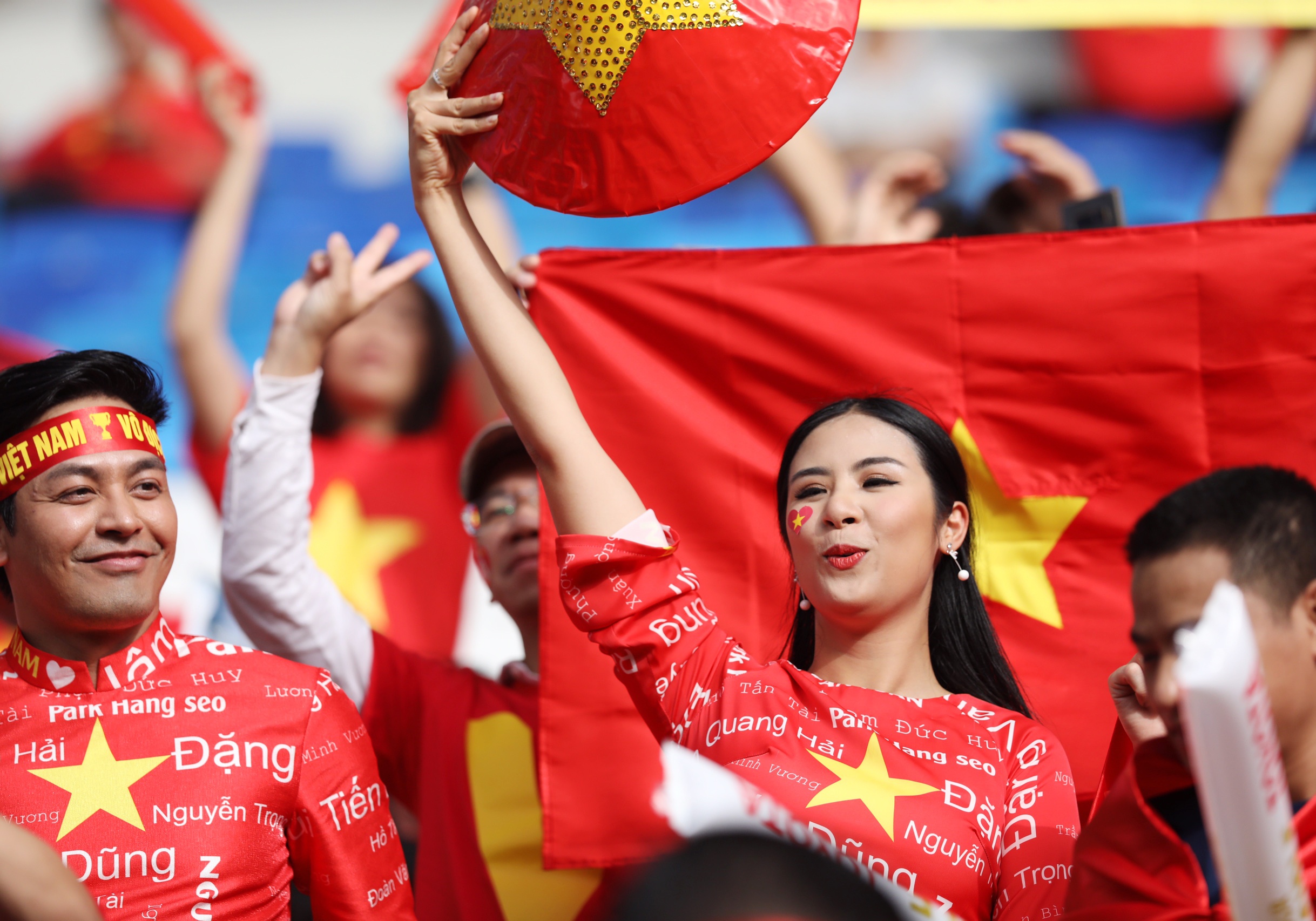 Hoa hau Ngoc Han dien ao dai doc dao co vu cho tuyen Viet Nam hinh anh