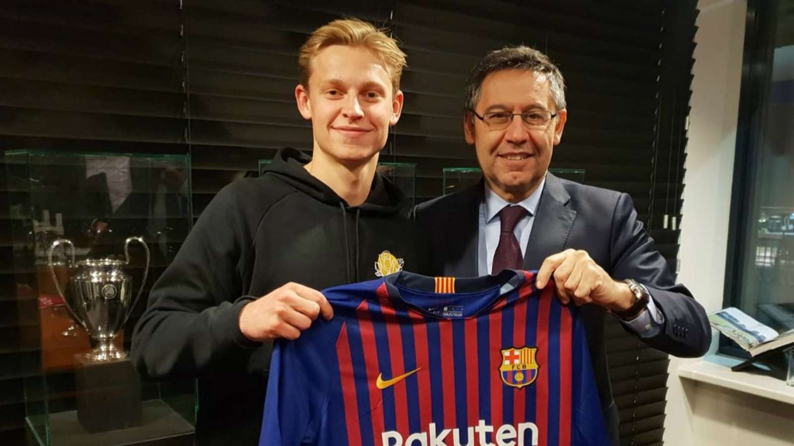 Barca chieu mo thanh cong ngoi sao nguoi Ha Lan hinh anh