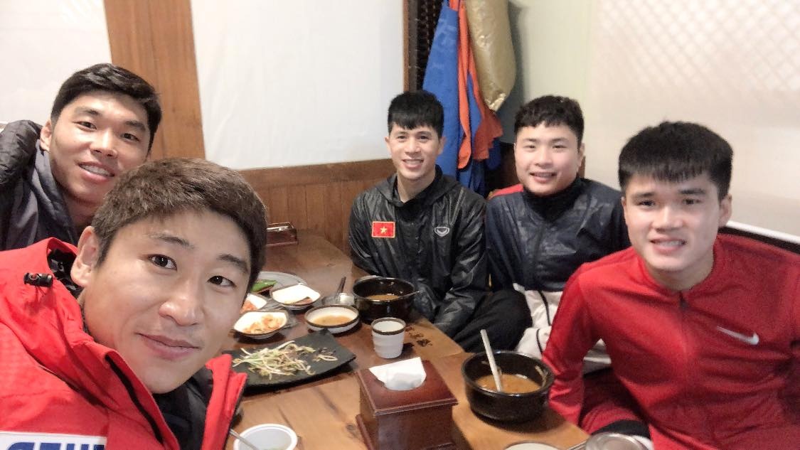 Trần Đình Trọng, Lục Xuân Hưng, đội tuyển Việt Nam, Park Hang-seo, tiếp tế lương thực ảnh 2 Tran Dinh Trong, Luc Xuan Hung, doi tuyen Viet Nam, Park Hang-seo, tiep te luong thuc anh 2