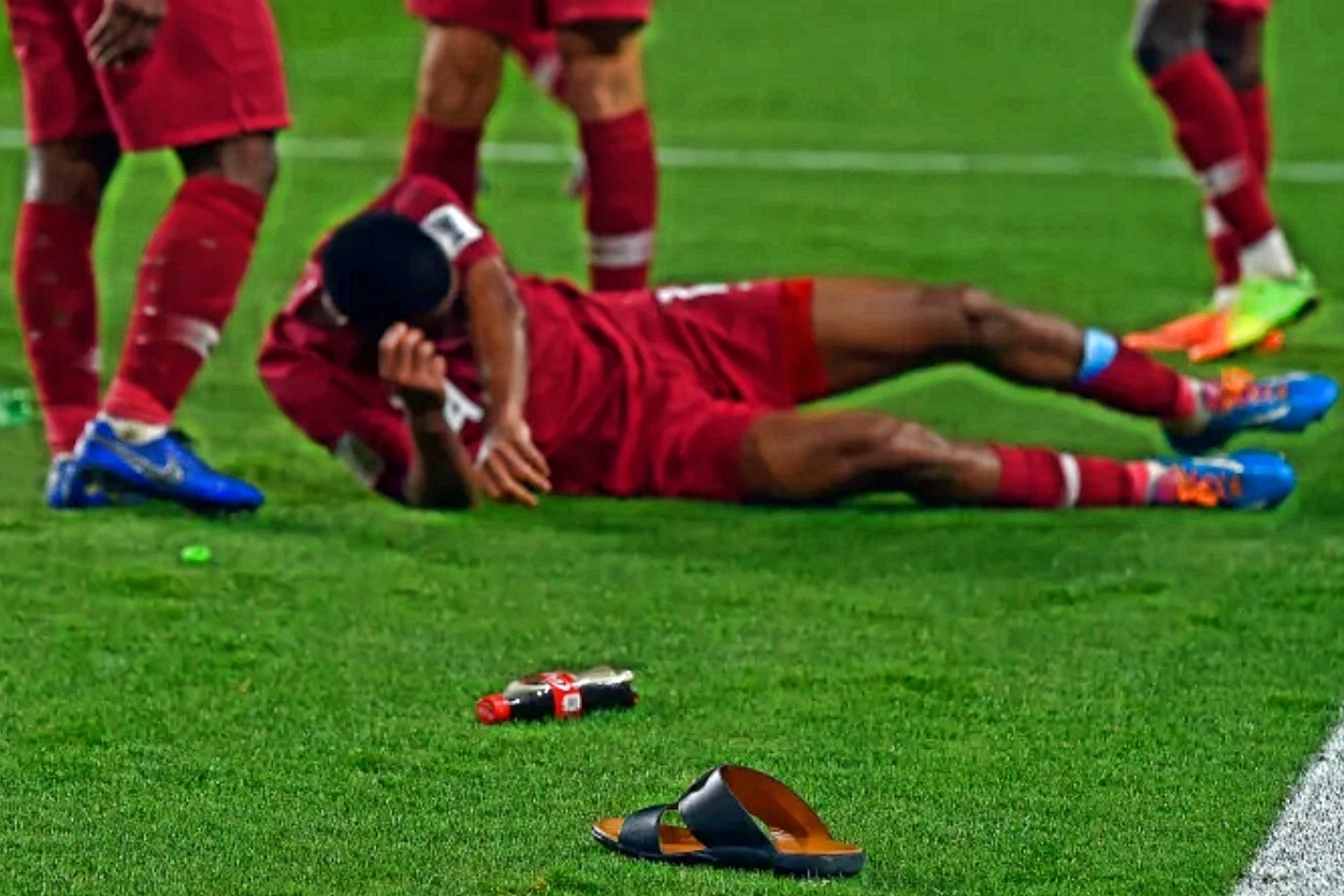 AFC dieu tra hanh vi nem giay dep cua CDV UAE vao tuyen Qatar hinh anh