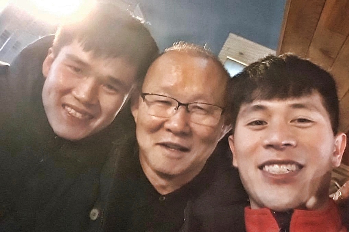 HLV Park Hang-seo 'tiep te' luong thuc cho Dinh Trong o Han Quoc hinh anh