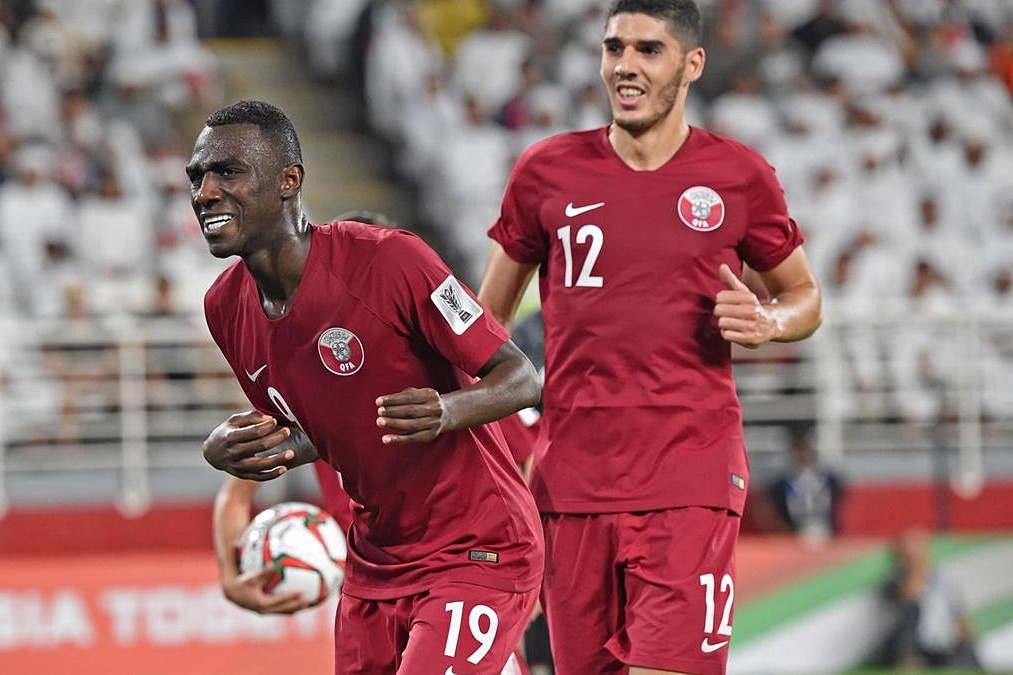 UAE khieu nai 2 cau thu Qatar khong du dieu kien khoac ao DTQG hinh anh