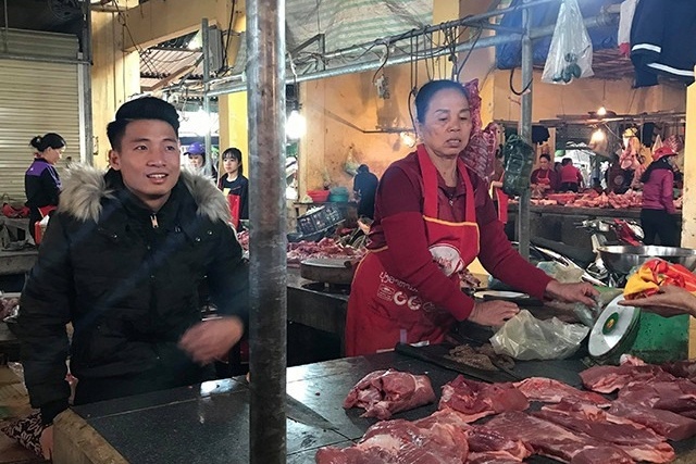 Tien Dung ra cho cung me ban het thit lon sang 30 Tet hinh anh