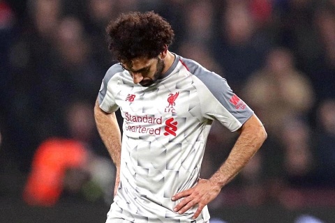 Salah bi xuc pham nang ne trong tran dau voi West Ham hinh anh