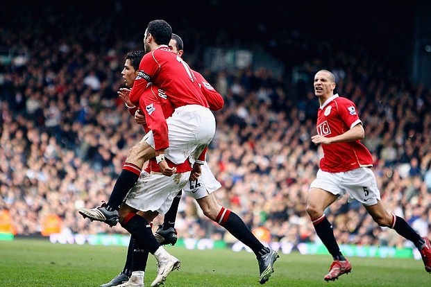 Ban thang solo cua Ronaldo vao luoi Fulham nam 2007 hinh anh