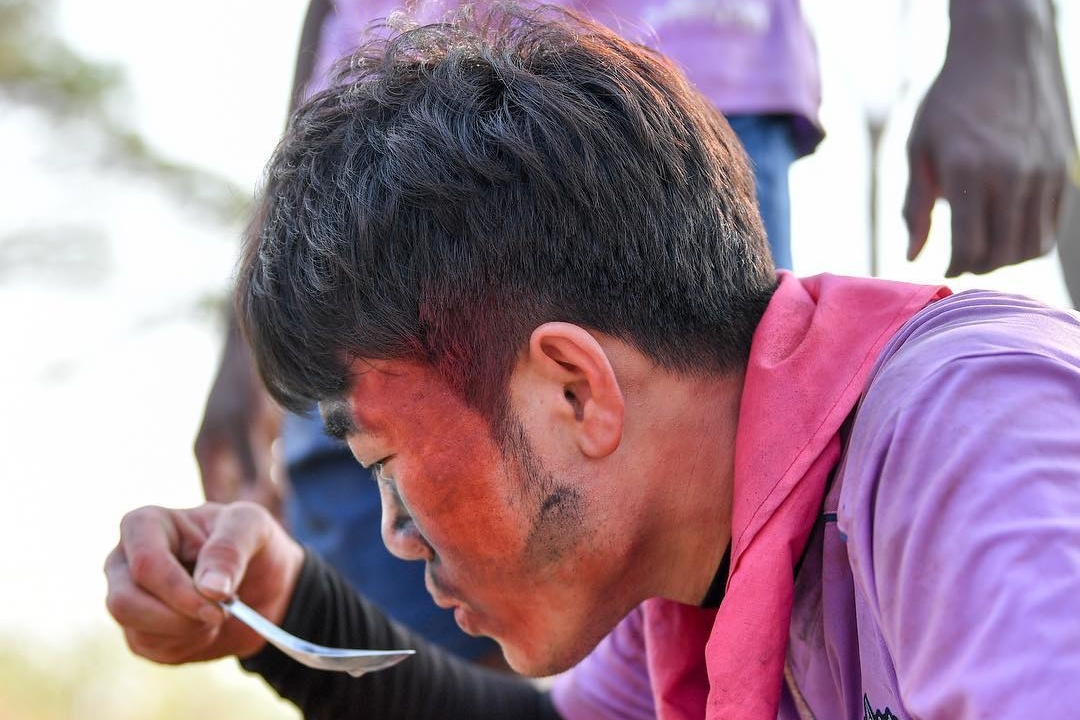 Xuan Truong mat lem luoc, tro tai nau com cung cac dong doi o Buriram hinh anh