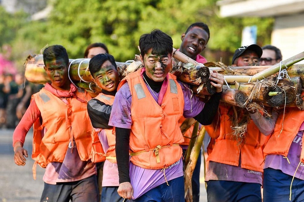Xuan Truong lam lem cung dong doi ket be tu than cay hinh anh