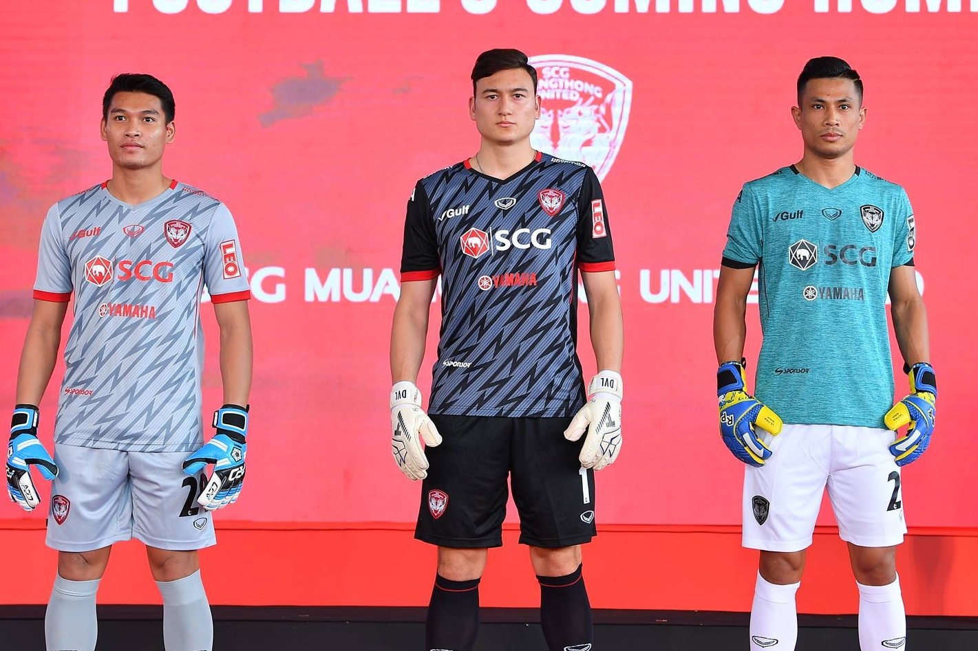 Dang Van Lam banh bao trong ngay ra mat mau ao moi cua Muangthong hinh anh