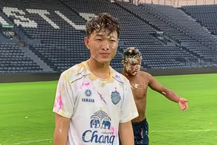 Xuan Truong dinh day banh kem khi bi dong doi Buriram 'danh up' hinh anh
