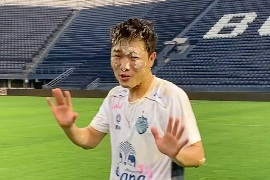 Xuan Truong bi cac dong doi Buriram tret banh gato len mat hinh anh