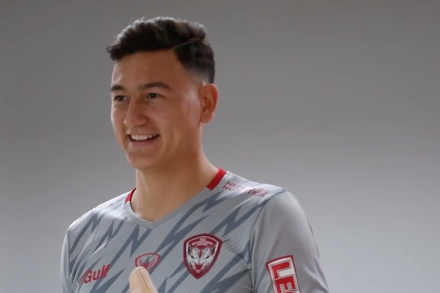 Van Lam cuoi rang ro trong buoi chup hinh cua Muangthong hinh anh