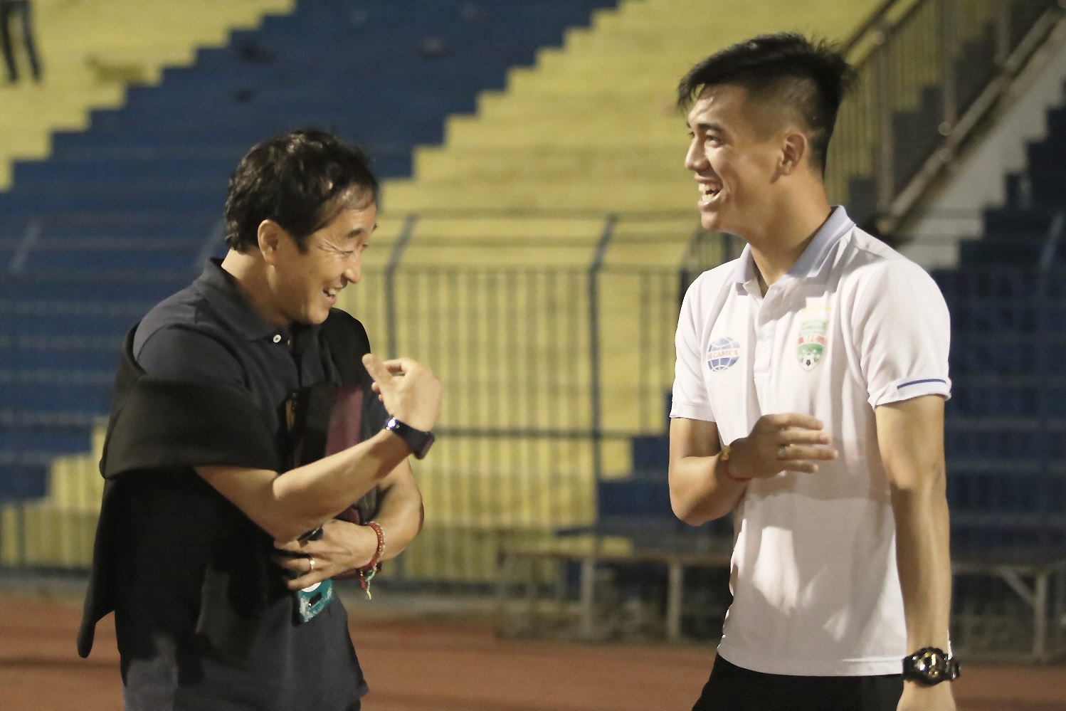 HLV Lee Young-jin dong vien Tien Linh sau tran Thanh Hoa - Binh Duong hinh anh