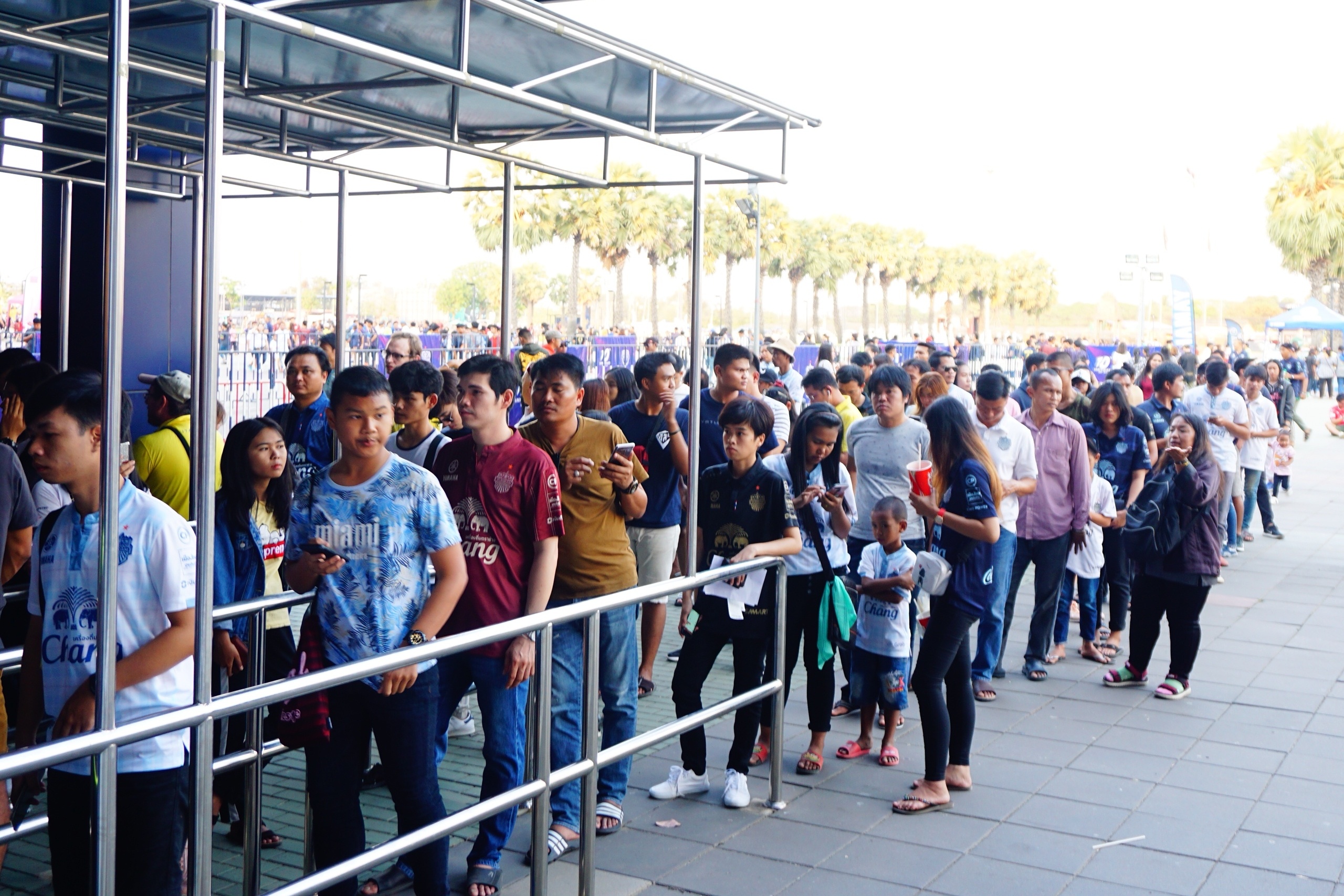 CDV Thai Lan xep hang vao xem tran ra mat cua Xuan Truong hinh anh