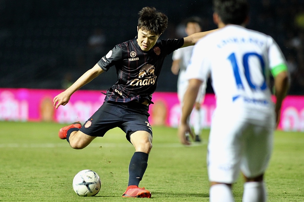 Bao Thai Lan cham Xuan Truong diem thap nhat trong doi hinh Buriram hinh anh