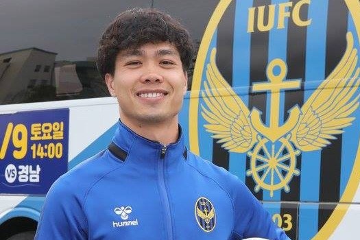 Cong Phuong bieu dien pha an mung ban thang gay cuoi cho CDV Han Quoc hinh anh