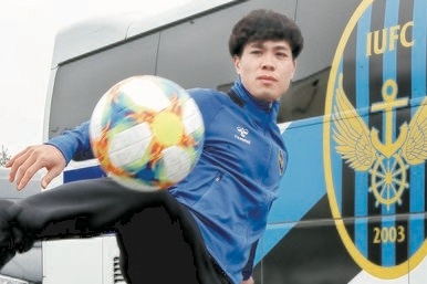 Cong Phuong sut panenka nhan duoc trang ho reo cua CDV Han Quoc hinh anh