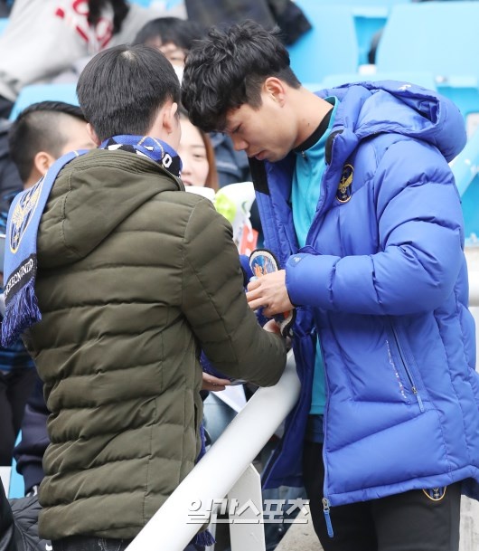 Công Phượng, Incheon United, CĐV nhí, K.League, đội tuyển Việt Nam ảnh 1 Cong Phuong, Incheon United, CDV nhi, K.League, doi tuyen Viet Nam anh 1