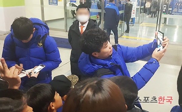 Công Phượng, Incheon United, CĐV nhí, K.League, đội tuyển Việt Nam ảnh 2 Cong Phuong, Incheon United, CDV nhi, K.League, doi tuyen Viet Nam anh 2