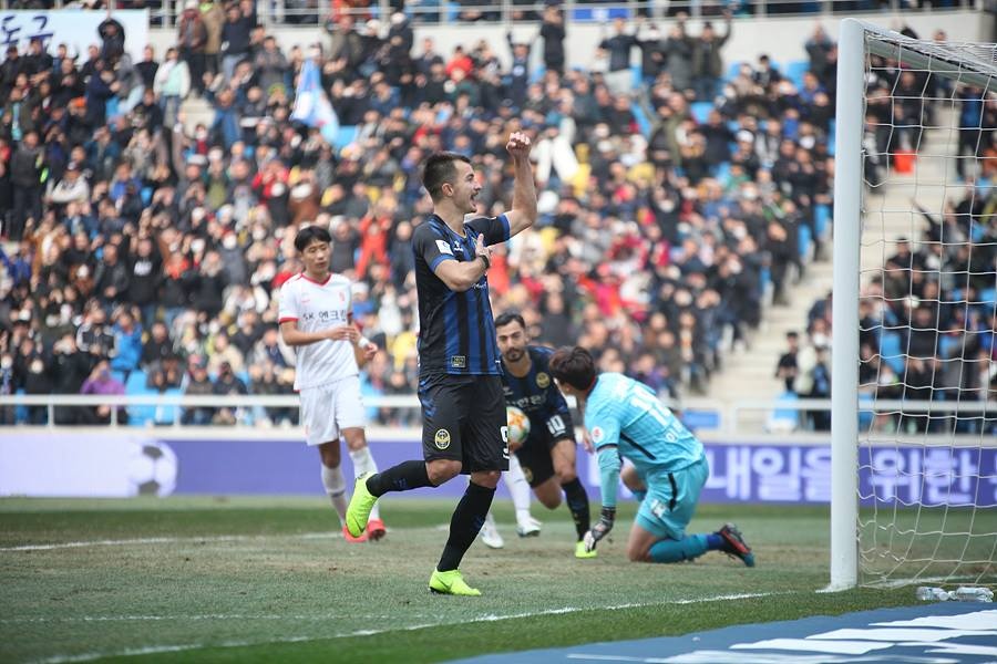 Cong Phuong,  Incheon United,  doi tuyen Viet Nam,  Jeju United anh 5