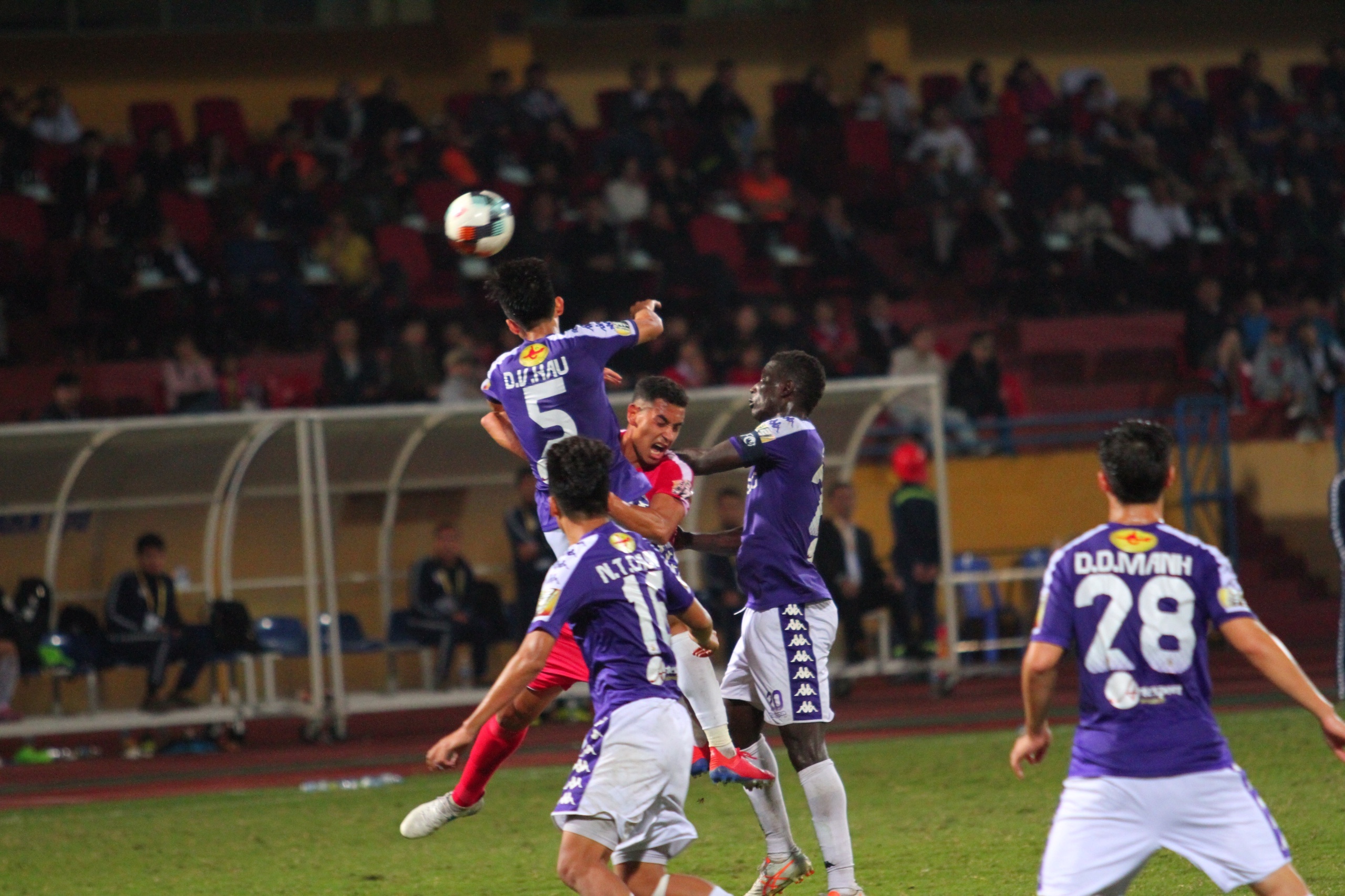 a hau Huyen My,  CLB Ha Noi,  CLB Viettel,  san Hang Day,  V.League anh 5