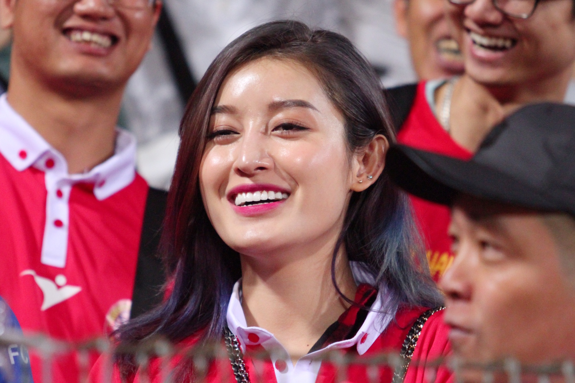 A hau Huyen My rang ro tren khan dai co vu CLB Viettel o tran derby hinh anh