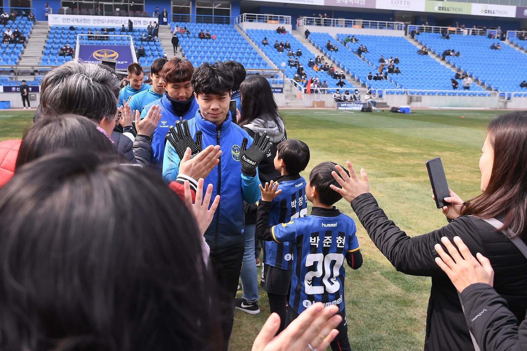 Cong Phuong,  Incheon United,  K.League,  Gyeongnam,  doi tuyen Viet Nam anh 1