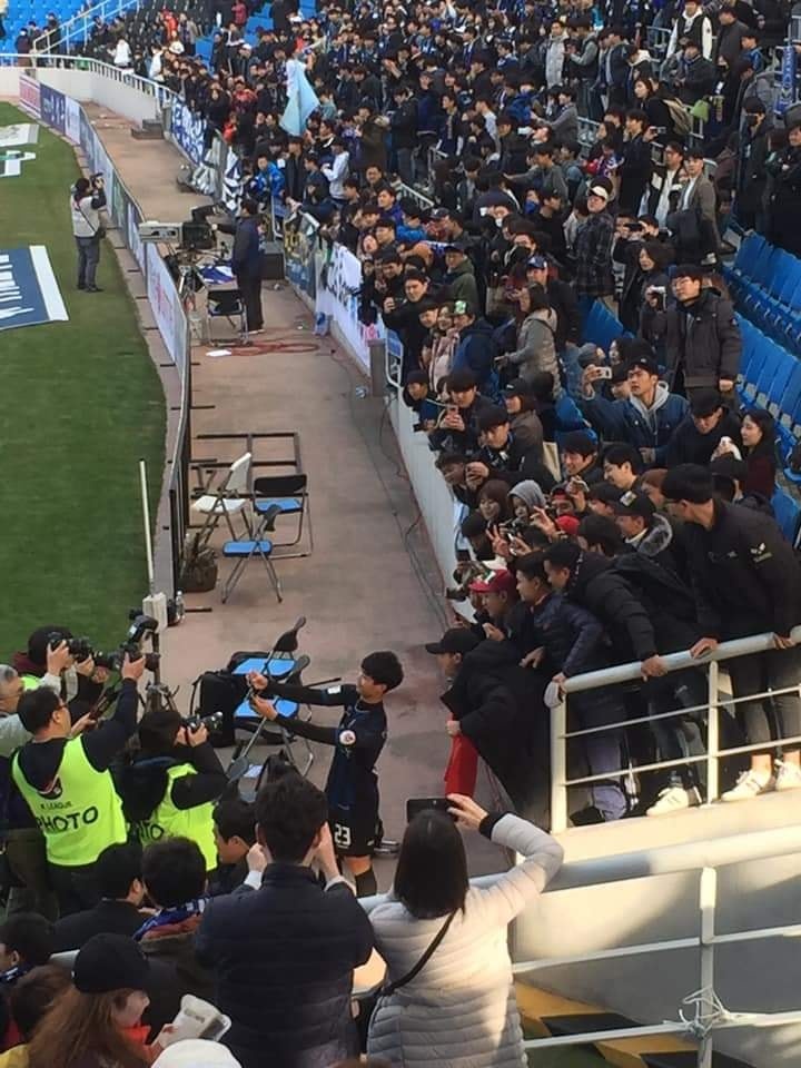 Cong Phuong selfie cung CDV,  Incheon United,  K.League,  doi tuyen Viet Nam anh 2