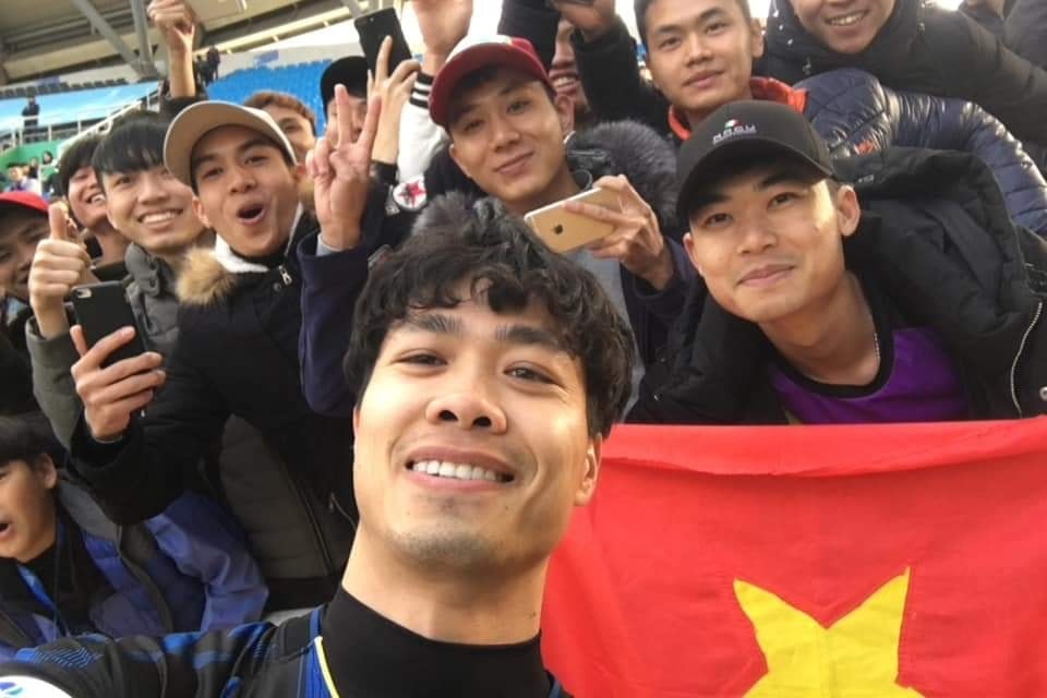 Cong Phuong duoc vay kin boi CDV va phong vien Han Quoc hinh anh