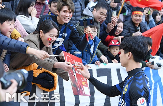 CDV nu xinh dep,  xin chu ky,  Cong Phuong,  Incheon United,  K.League anh 7