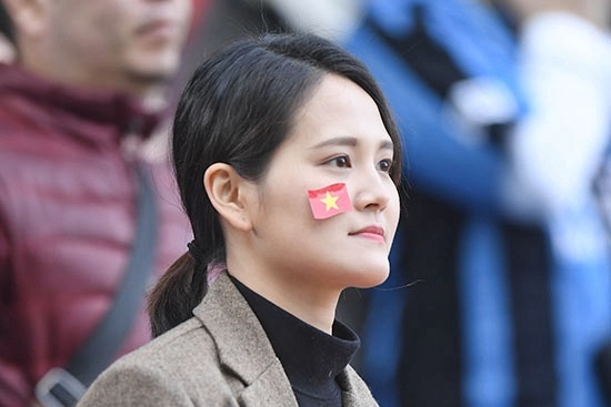 CDV nu xinh dep mong xin chu ky cua Cong Phuong tren san Incheon hinh anh