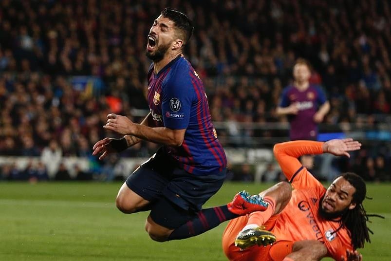 VAR bi chi trich vi mang loi the cho MU, Barcelona o Champions League hinh anh