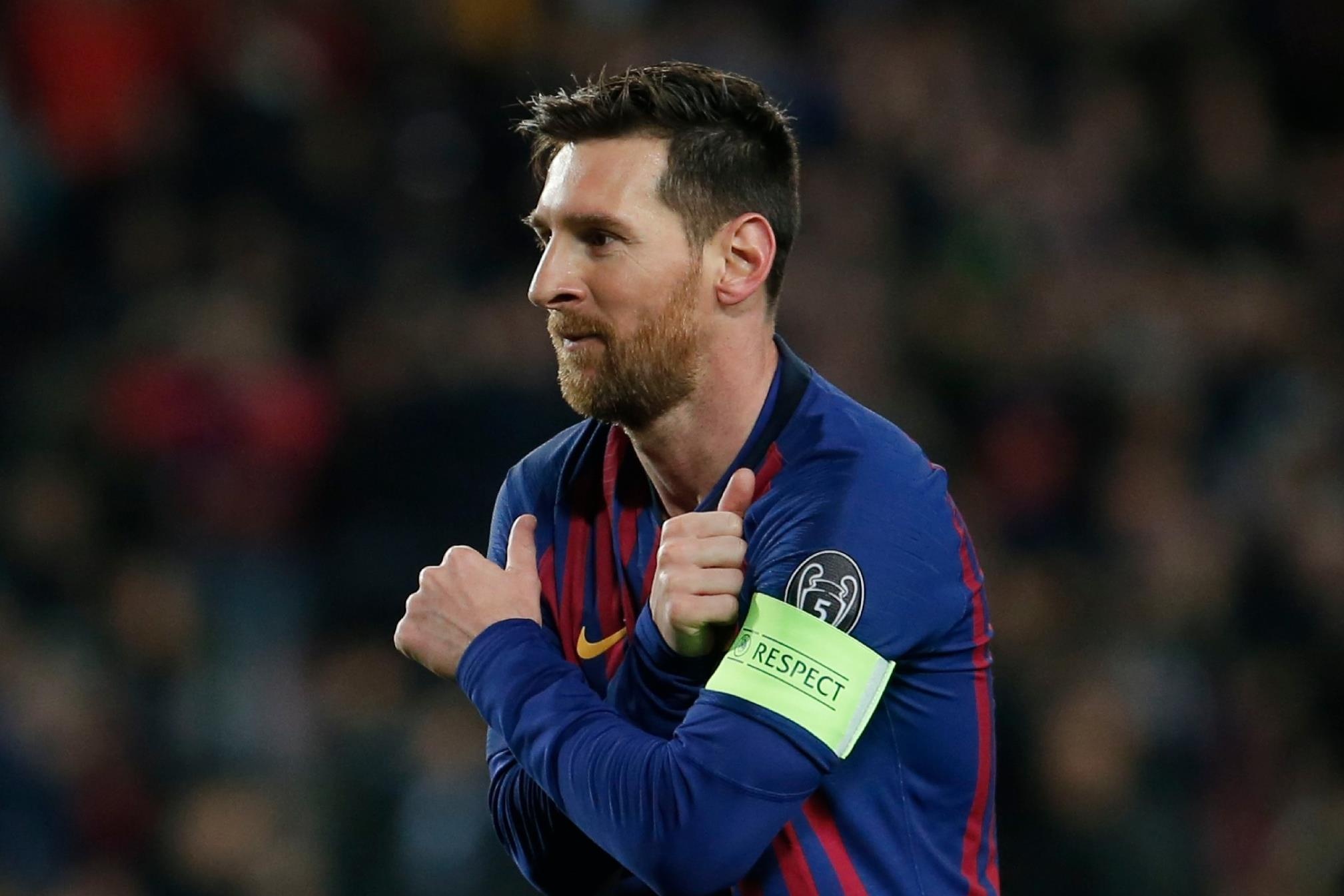 Cu panenka cua Messi mo ty so cho Barcelona nhin tu goc khan dai hinh anh