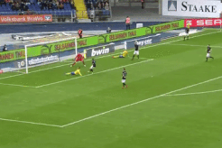 Cau thu bo lo ban thang khi bi dong doi can pha day hai huoc hinh anh