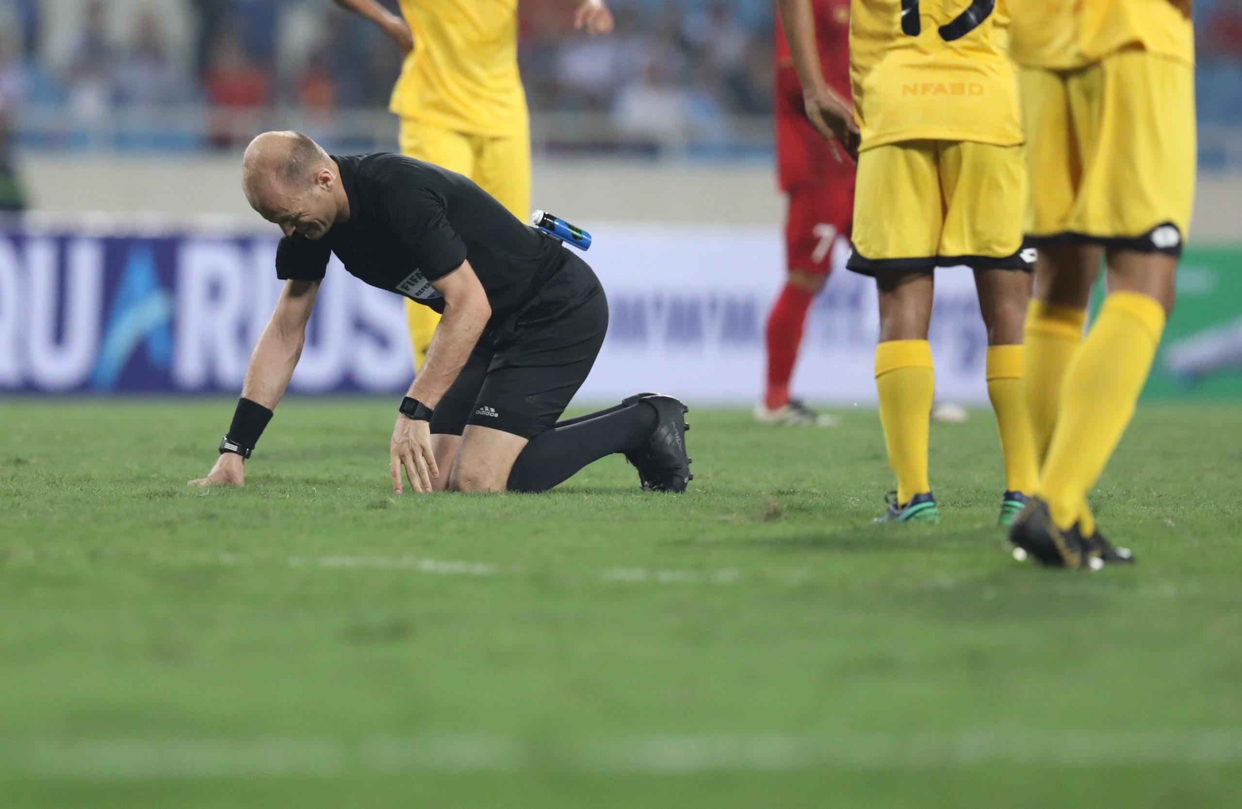 trong tai Adham Makhadmeh bi dau,  U23 Viet Nam,  U23 Brunei,  vong loai U23 chau A anh 1